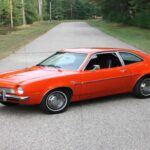 El caso del Ford Pinto es posiblemente el ejemplo más infame de negligencia en la industria automotriz. Su diseño colocaba el depósito de combustible detrás del eje trasero, una decisión que lo hacía extremadamente vulnerable en colisiones por alcance. Incluso impactos moderados podían provocar explosiones e incendios mortales. El escándalo fue tan grande que la empresa fue llevada a juicio y la historia del Pinto se estudia hoy en día como un caso emblemático de fallos éticos en ingeniería.