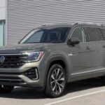El Volkswagen Atlas 2025 se lleva el premio al SUV mediano con mayor espacio de carga. Con un volumen total de carga de 96.6 pies cúbicos detrás de la primera fila, el Atlas es una opción ideal para aquellos que necesitan la máxima capacidad de carga. Además, ofrece 55.5 pies cúbicos detrás de la segunda fila y 20.6 pies cúbicos tras la tercera fila. Con un precio base de $38,200, el Atlas también es una de las opciones más competitivas en cuanto a relación calidad-precio. Su diseño robusto y espacioso lo hace perfecto para familias grandes y para quienes necesitan cargar mucho equipo o equipaje.