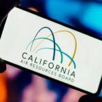 El California Air Resources Board (CARB) es el principal organismo encargado de hacer cumplir las estrictas normativas de emisiones en el estado, y su influencia es crucial en las decisiones medioambientales. Aunque su enfoque está en los vehículos nuevos, CARB reconoce el estatus especial de los coches clásicos. A pesar de los esfuerzos recientes de recopilación de datos sobre las emisiones, no se ha propuesto ninguna iniciativa para prohibir o restringir en gran medida los vehículos antiguos, lo que tranquiliza a los coleccionistas.