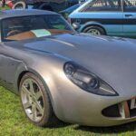 El Marcos TSO GT fue uno de los últimos modelos creados por la marca británica Marcos antes de su cierre en 2007. Con menos de 50 unidades fabricadas, el TSO GT estaba impulsado por un potente motor Chevrolet V8 y construído con paneles de compuesto ligero. Este coche destacaba por su balance entre potencia y refinamiento, ofreciendo una experiencia de conducción dinámica y emocionante. A pesar de su corta vida y la falta de fondos que llevó al final de la producción, el TSO GT sigue siendo una pieza deseada por los coleccionistas debido a su rareza y desempeño.