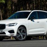 La seguridad es una prioridad para muchos conductores mayores, y Volvo es reconocido por su enfoque en este aspecto. El XC60 no solo ofrece una conducción suave y un interior lujoso, sino que también está equipado con características de seguridad avanzadas como el asistente de mantenimiento de carril y la evitación de colisiones. Este SUV compacto es ideal para quienes buscan un vehículo que combine estilo, seguridad y durabilidad. Además, su eficiencia de combustible y fuerte valor de reventa lo convierten en una opción a largo plazo atractiva.