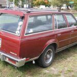 El Oldsmobile LF9 V8 de 5.7L, fabricado entre 1977 y 1985, es considerado uno de los peores motores diésel en la historia de los vehículos estadounidenses. Originalmente diseñado para reducir el consumo de combustible en los vehículos GM más grandes, el LF9 fue una verdadera decepción. El motor sufrió múltiples problemas, incluidos inyectores de combustible defectuosos, juntas de cabeza rotas, y un funcionamiento ruidoso y sucio. Debido a su pobre rendimiento y a los fallos mecánicos continuos, GM abandonó el LF9 rápidamente, y es conocido como un ejemplo de lo que puede ocurrir cuando se apresura el diseño de un motor.