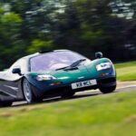 El coche que rompió todas las reglas. Con su motor central V12 atmosférico de BMW, su icónica disposición de tres plazas y su récord mundial de velocidad en los 90, el McLaren F1 es mucho más que un superdeportivo: es una leyenda. Aunque no tuvo éxito comercial inicialmente, hoy es uno de los coches más valiosos y venerados del planeta.