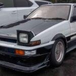 El Toyota Corolla AE86 fue, en su momento, un coche modesto con tracción trasera y una estética sencilla. Sin embargo, su relación con el Rey del Drift, Keiichi Tsuchiya, y su aparición en la serie manga 