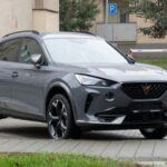 Seat, la marca española que nació en 1950, fue adquirida por Volkswagen en 1990. Desde entonces, Seat ha sido un jugador clave en el mercado europeo. En 1996, Volkswagen introdujo la división Cupra, centrada en el desarrollo de vehículos deportivos. A partir de 2018, Cupra se convirtió en una marca independiente, pero sigue siendo parte integral del Grupo Volkswagen. Cupra planea expandir su presencia en Estados Unidos en los próximos años, trayendo modelos más electrificados y adaptados a las demandas del mercado estadounidense.