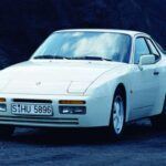 El Porsche 944 es uno de los modelos menos conocidos de Porsche, pero es una joya para quienes aprecian la ingeniería alemana. Con un motor 4 cilindros en línea y una distribución de peso casi perfecta, el 944 es increíblemente ágil en las curvas. Los modelos naturales aspirados ofrecen una excelente relación calidad-precio, con algunos disponibles por menos de 10.500 dólares. Aunque los modelos Turbo son más caros, el 944 es un Porsche que te permitirá experimentar el legado de la marca sin vaciar tu billetera.