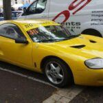 El Hommel Berlinette RS2 fue creado en 1999 con un claro objetivo: ofrecer un coche deportivo puro, sin complicaciones. Con un motor Peugeot de 2.0L y una estructura de fibra de vidrio ligera, este coche fue diseñado específicamente para los puristas de la conducción. Con solo 60 unidades fabricadas antes de que la fábrica cerrara en 2003, el Berlinette RS2 se ha ganado un lugar en la historia de los deportivos exclusivos. Su bajo peso y enfoque en la simplicidad lo convierten en una joya rara para quienes valoran una experiencia de conducción sin adornos ni distracciones tecnológicas.
