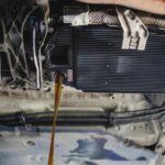 El líquido de transmisión es crucial para el buen funcionamiento del convertidor de par y otros componentes de la transmisión automática. Sin embargo, mucha gente comete el error de sobrellenar el sistema, creyendo que más líquido significa mejor rendimiento. Esto no podría estar más lejos de la realidad. El exceso de líquido provoca una presión adicional que puede generar burbujas de aire en el fluido, lo que afecta la lubricación y genera un sobrecalentamiento.

El exceso de presión y calor es una de las principales causas de daño a largo plazo en las transmisiones automáticas. Lo ideal es realizar un mantenimiento regular y cambiar el líquido de transmisión según las recomendaciones del fabricante. Evitar el sobrellenado y usar el nivel adecuado garantizará el buen funcionamiento de la transmisión durante más tiempo.