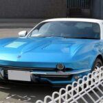 El Mitsuoka Rock Star es una creación que combina lo mejor de la fiabilidad japonesa con un diseño retro inspirado en el Corvette. Basado en el Mazda MX-5, el Rock Star transforma el roadster en una obra de arte con un toque vintage, pero sin perder las prestaciones modernas que hacen de este modelo una opción asequible y fiable para quienes buscan algo único.

El enfoque de Mitsuoka es inconfundible: ofrecer coches que se alejan de lo convencional, con una estética retro que apela a los amantes de los clásicos pero con la fiabilidad y tecnología que caracteriza a los vehículos japoneses. El Rock Star es una opción atractiva para quienes buscan carácter y fiabilidad en un solo paquete.