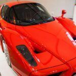 El Ferrari Enzo es un icono que marcó el comienzo de una nueva era para Ferrari. Inspirado en la Fórmula 1, el Enzo cuenta con un motor V12 de 6.0 litros que genera 660 caballos de fuerza, lo que le permite alcanzar una velocidad máxima de 350 km/h. Su diseño aerodinámico, junto con tecnologías avanzadas como el control de tracción y el sistema de frenos carbonocerámicos, lo convierten en un coche adelantado a su época. Con una producción limitada de solo 400 unidades, el Enzo es un verdadero objeto de colección y sigue siendo uno de los superdeportivos más codiciados por los entusiastas de Ferrari.