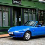 Aunque no estaba en la lista original, el Mazda RX-7 merece una mención especial. Su motor rotativo y su diseño compacto hacen que sea uno de los autos más divertidos para conducir de todos los tiempos. Además, el RX-7 ofrece una excelente relación precio-calidad, con modelos de los años 80 y 90 disponibles por menos de 15.000 dólares. Si buscas algo único, el RX-7 es perfecto para ti.