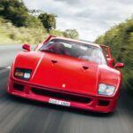 El último Ferrari firmado por Enzo. El F40 es brutal, analógico, sin concesiones. Desde el momento en que se gira la llave y se pulsa el botón de arranque, el rugido del V8 biturbo te hace saber que estás ante algo muy especial. A diferencia de otros superdeportivos de su época, el F40 avisa, se comunica y, si sabes escucharlo, te recompensa con una experiencia visceral e inolvidable.