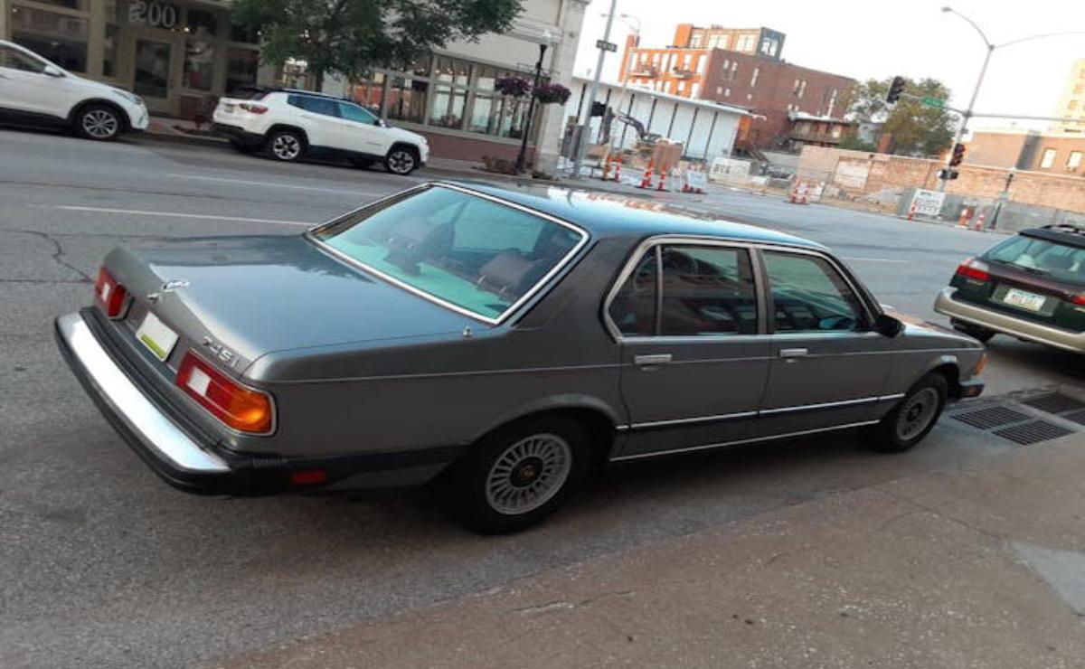 BMW 745i de los 80: El "Tiburón Elegante" que Definió una Era de Lujo y Potencia.