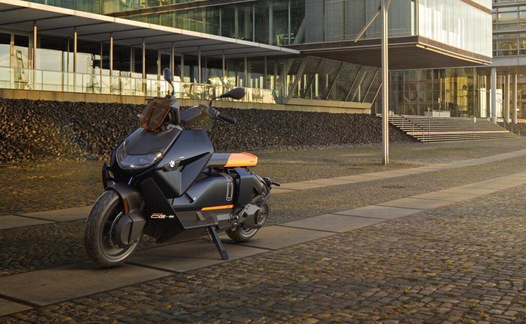 El BMW CE 04 2025: el scooter eléctrico más futurista y peculiar llega con nuevos detalles.