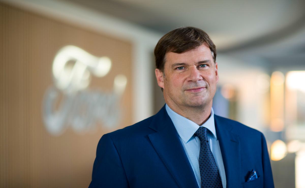 El CEO de Ford lanza una advertencia sobre la conducción autónoma de Tesla: “Hay que tener mucho cuidado”.