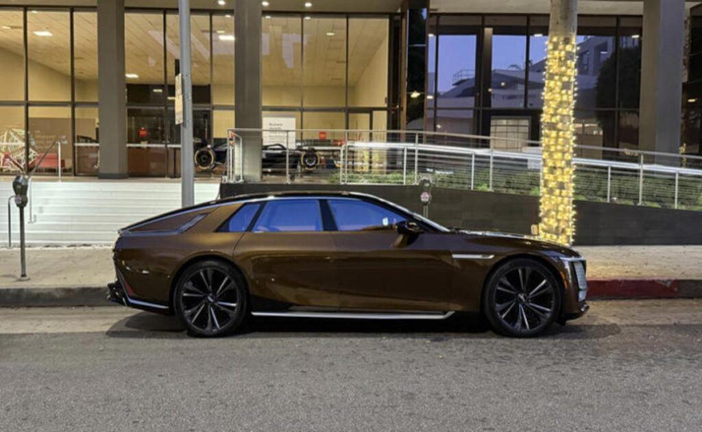 ¡El Cadillac Celestiq ya está en la calle! El primer propietario disfruta de su eléctrico de 340.000 dólares como un coche normal.
