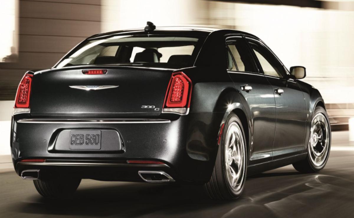 Chrysler celebra 100 años de innovación en Carlisle: Vehículos históricos, desafíos y una visión del futuro.