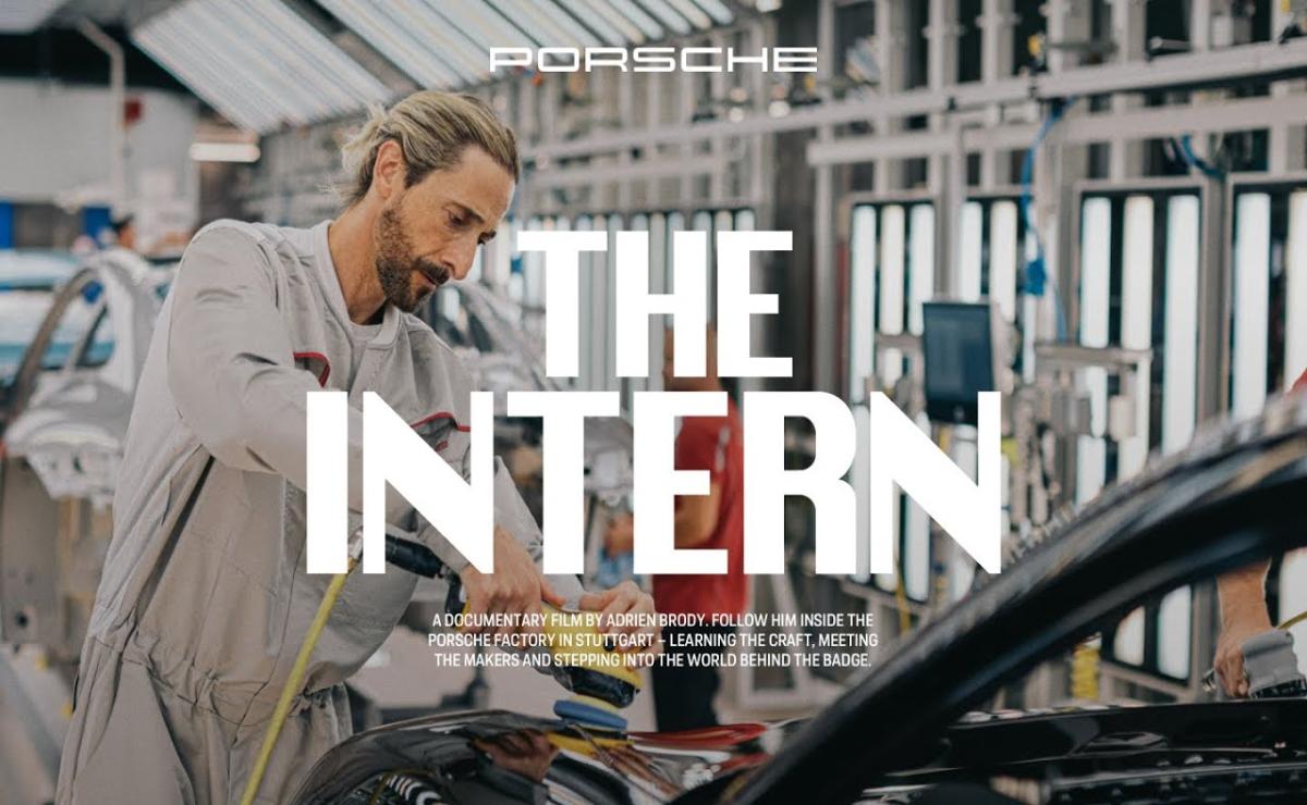 “El Becario” de Adrien Brody: El Actor que Se Unió a Porsche para Vivir la Experiencia de Crear un Automóvil de Lujo.