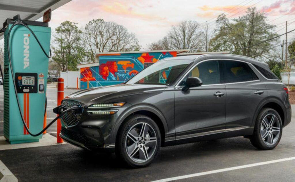 ¿Dónde se fabrican los automóviles Genesis y quién es el propietario de la empresa hoy en día?