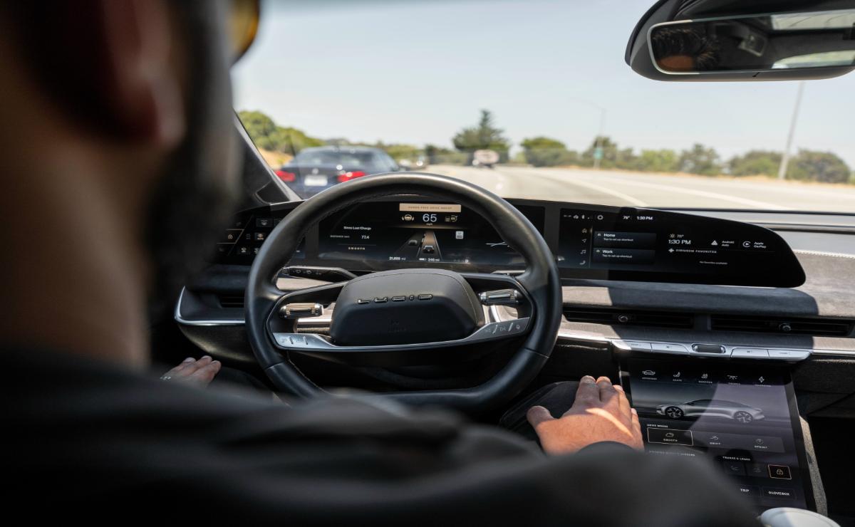 Lucid Revoluciona la Conducción Autónoma: Nueva Actualización de DreamDrive Pro con Asistencia de Manejo y Cambio de Carril sin Manos.
