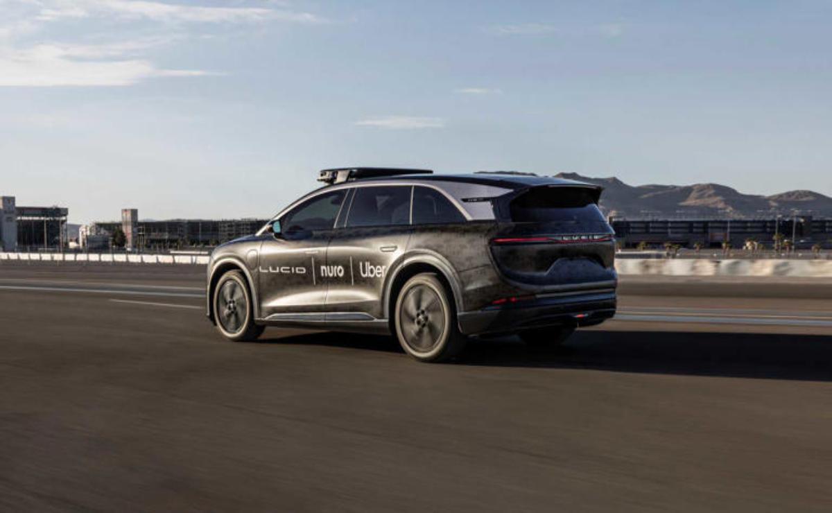 Lucid sorprende al mundo con su robotaxi autónomo junto a Uber y Nuro: llegará en 2026.