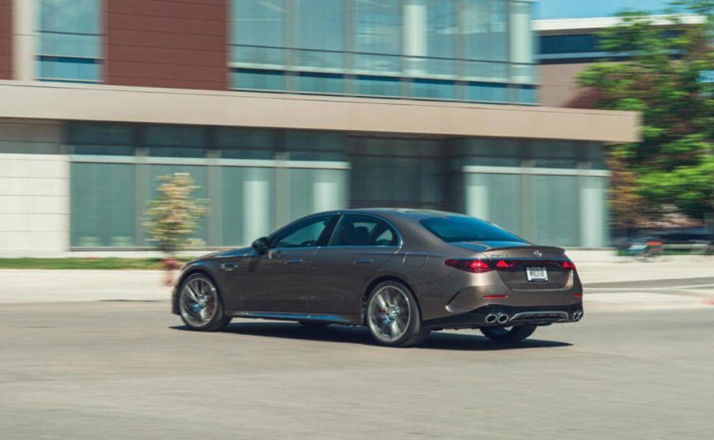 Mercedes-AMG E53 2025: el híbrido enchufable que destroza en rendimiento y eficiencia.