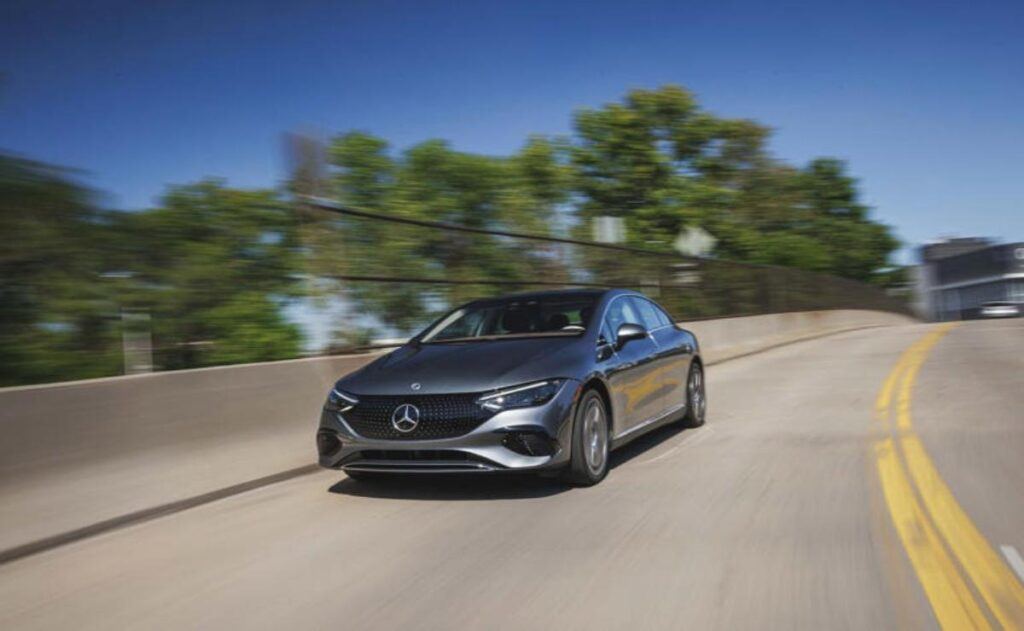 Mercedes-Benz Recorta Precios y Suspende Producción de EVs en EE. UU. por Fin de Créditos Fiscales.