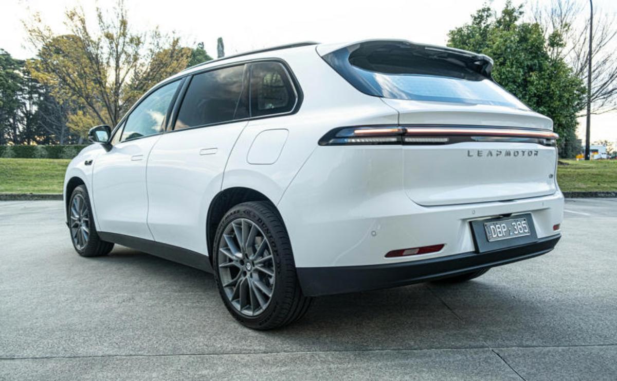 Conduje el SUV eléctrico de 30.000 dólares de Stellantis que desafía a Tesla.