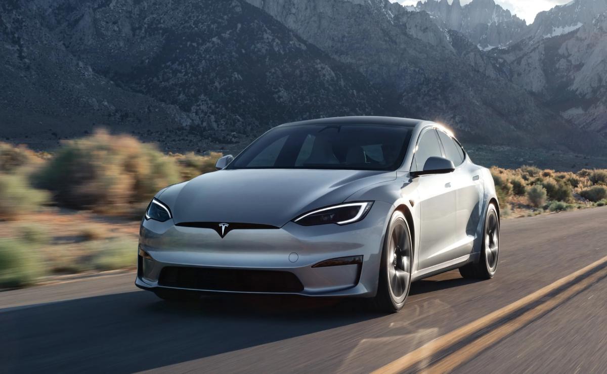 Tesla enfrenta una caída en ventas del 20% mientras Hyundai se consolida como el tercer gigante mundial de vehículos eléctricos.