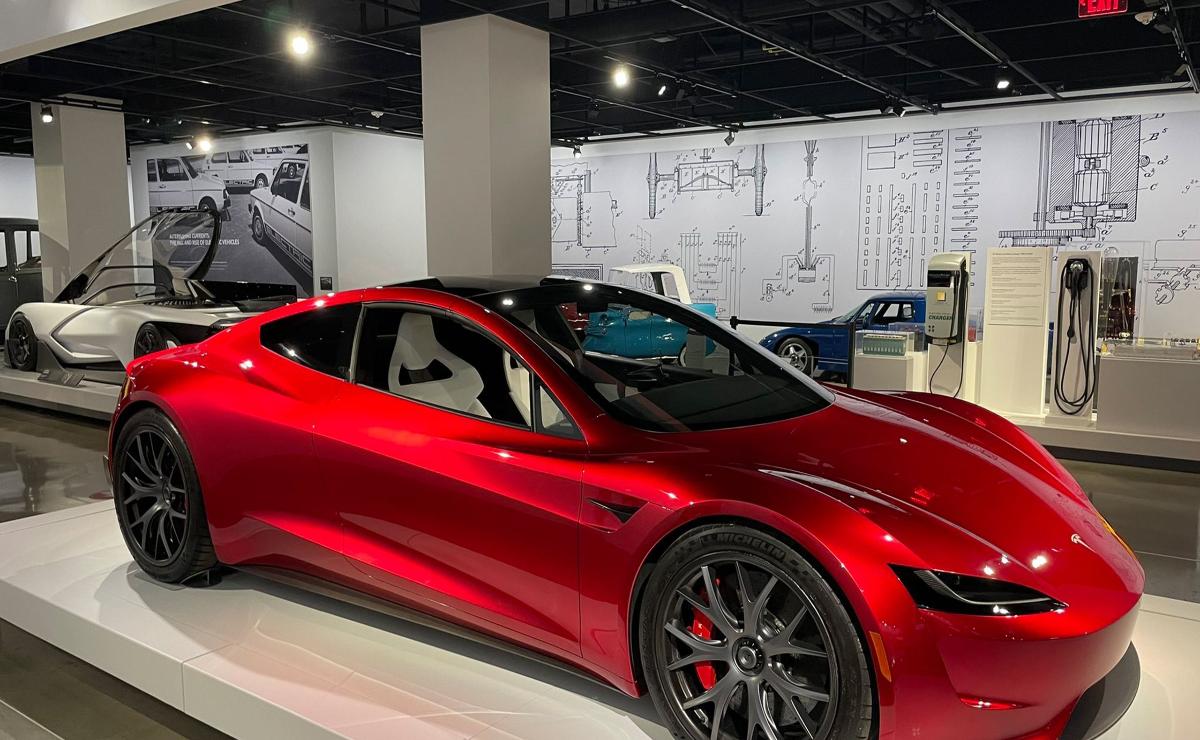 Tesla entra en India con precios elevados mientras enfrenta caída en ventas globales.