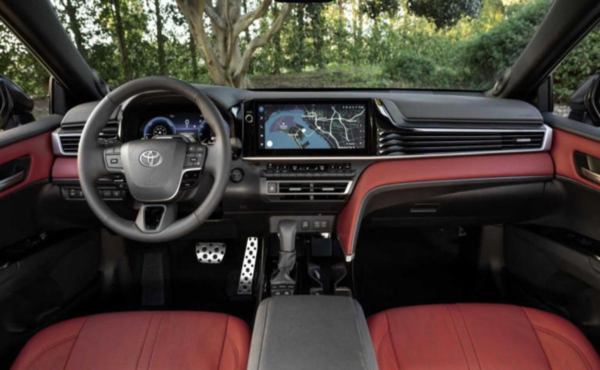 Toyota Camry XSE vs Lexus ES 300h: El Sedán Híbrido Japonés de Lujo a Mitad de Precio.