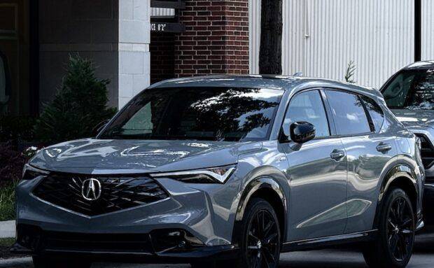 Frontal 3/4 de un Acura ADX A-Spec con Advance 2025 en color plata solar