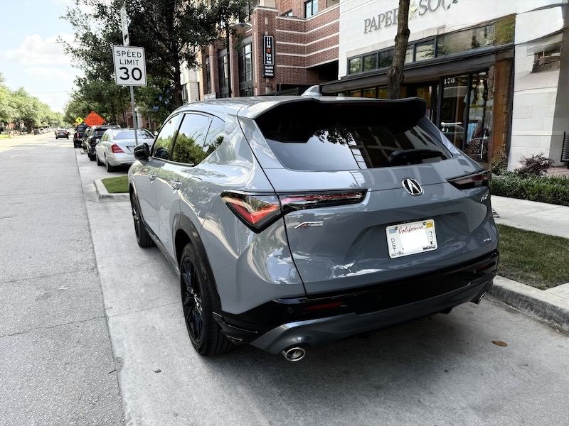 Trasera 3/4 de un Acura ADX A-Spec con Advance 2025 en color plata solar