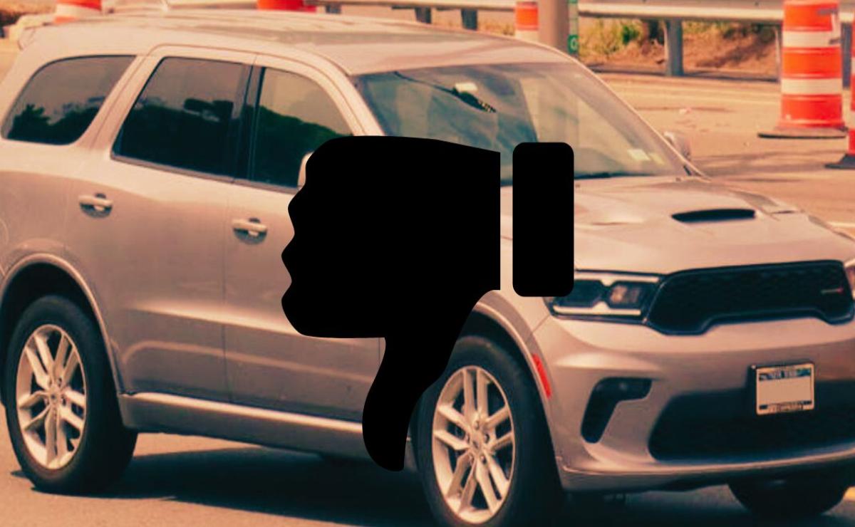 El Volkswagen Jetta ha sido durante años una opción popular en el segmento de los sedanes compactos, conocido por su eficiencia de combustible y su estilo atractivo. Sin embargo, ha sido un modelo problemático, con quejas frecuentes sobre fallos de motor, problemas de transmisión y fallos eléctricos. A esto se le suman materiales interiores baratos que afectan la calidad general del vehículo. Aunque el Jetta puede ser económico y eficiente, los continuos problemas mecánicos lo hacen una apuesta arriesgada. Consumer Reports advierte que este modelo puede ser un dolor de cabeza a largo plazo debido a las reparaciones constantes y las recalls de seguridad..