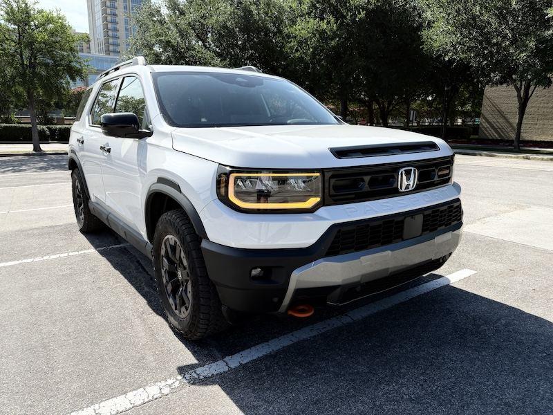 Frontal 3/4 de un Honda Passport TrailSport 2026 color blanco.