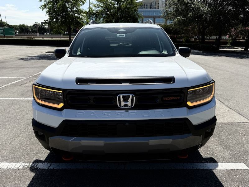 Frontal de un Honda Passport TrailSport 2026 color blanco.