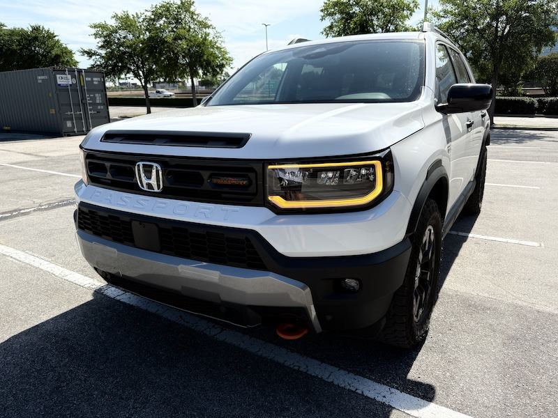 Frontal 3/4 de un Honda Passport TrailSport 2026 color blanco.