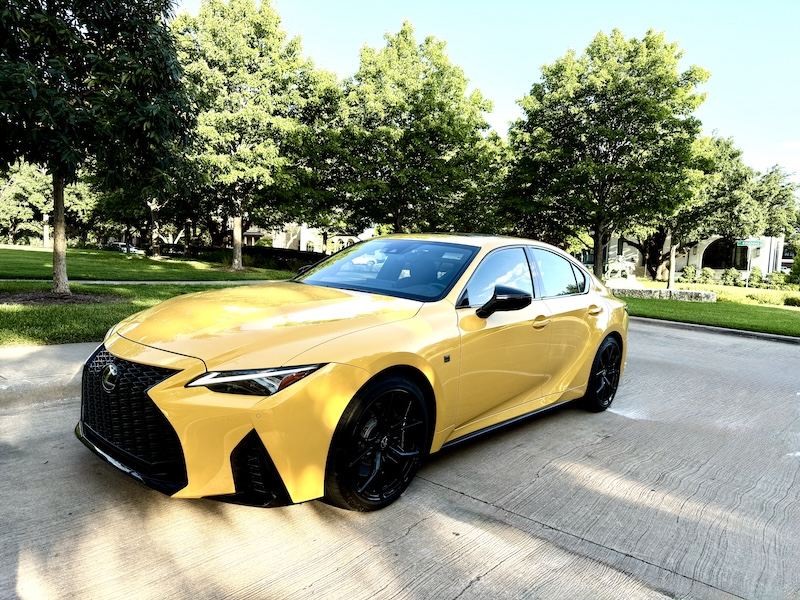 Frontal 3/4 de un Lexus IS 500 F Sport Performance 2025 amarillo