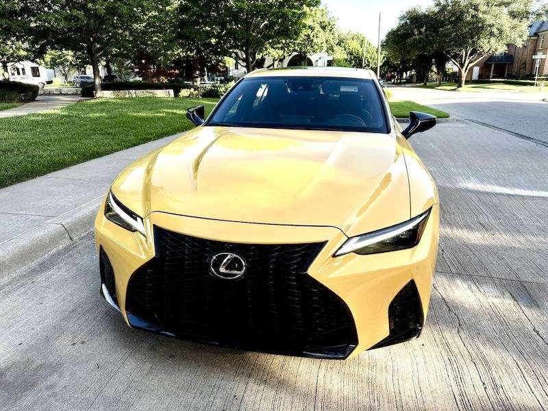 Frontal de un Lexus IS 500 F Sport Performance 2025 amarillo