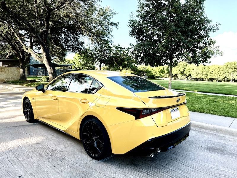 Imagen trasera 3/4 de un Lexus IS 500 F Sport Performance 2025 amarillo