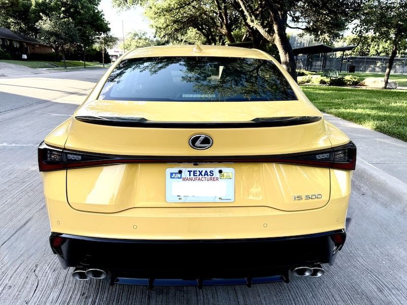 Imagen trasera de un Lexus IS 500 F Sport Performance 2025 amarillo