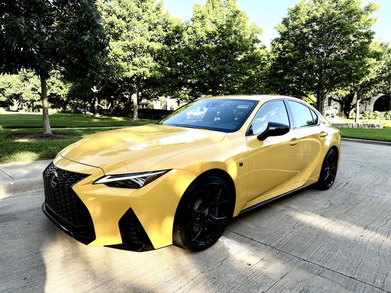 Frontal 3/4 de un Lexus IS 500 F Sport Performance 2025 amarillo