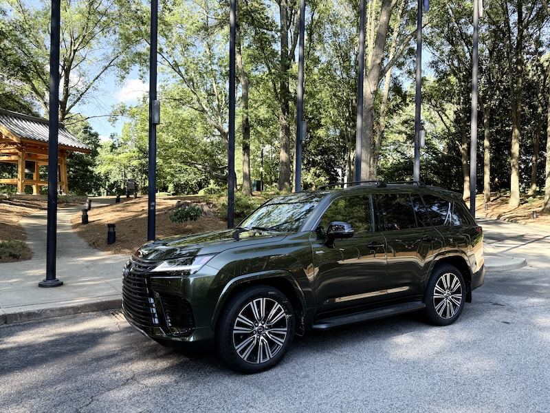 Frontal 3/4 de un SUV Lexus LX