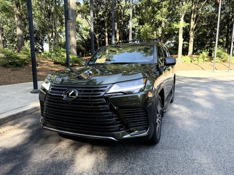 Frontal de un SUV Lexus LX 600 Luxury 2025