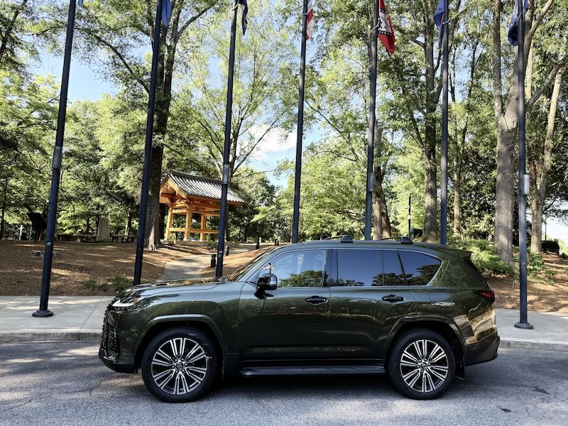 Lateral de un SUV Lexus LX 600 Luxury 2025