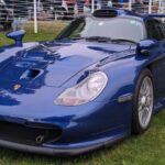 El Porsche 911 GT1 Strassenversion es uno de los modelos más raros y codiciados de la marca. Solo se fabricaron 21 unidades para homologar el Porsche 911 GT1 Evolution para las 24 Horas de Le Mans de 1997. Con un motor de seis cilindros y 537 caballos de fuerza, el GT1 Strassenversion fue uno de los autos más potentes de su época. Su estilo mezcla el Porsche 911 de carretera con el 962 de carreras, creando una estética única. Este coche es ahora una joya de coleccionista, con precios que superan los siete dígitos en subastas.