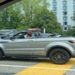 El Range Rover Evoque ha sido uno de los modelos más populares de la marca británica por su diseño compacto y estilo sofisticado. Sin embargo, muchos propietarios han tenido que enfrentarse a graves problemas mecánicos que afectan su confiabilidad. Entre los fallos más comunes se encuentran problemas con la transmisión, gotas en el techo y fallos en el motor que dejan mucho que desear para un vehículo de lujo. A pesar de su atractivo en los anuncios, el Evoque dejó a muchos conductores decepcionados con la cantidad de problemas técnicos que presentaba.