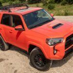 Con una historia de más de 40 años, la Toyota 4Runner 2024 sigue siendo uno de los modelos más confiables en el mercado de las camionetas todoterreno. Su configuración de quinta generación incluye una versión TRD Pro que cuenta con amortiguadores Fox y un diferencial trasero con bloqueo, lo que la convierte en una de las opciones más completas para quienes buscan capacidad y confiabilidad en terrenos difíciles. Con una distancia máxima al suelo de 9,6 pulgadas, la 4Runner es la opción perfecta para quienes buscan un vehículo resistente para cualquier tipo de terreno.