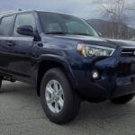 El Azul Náutico es uno de los colores más acertados para la Toyota 4Runner. Este tono oscuro tiene la capacidad de resaltar sin ser demasiado llamativo, lo que lo convierte en una opción sofisticada para aquellos que prefieren un estilo sutil pero elegante. Perfecto para quienes buscan una SUV robusta pero que no grite por atención, el Azul Náutico tiene un toque clásico que nunca pasa de moda. La combinación entre el tono azul y su carácter refinado permite que la 4Runner mantenga su estética fuerte, sin perder su elegancia.