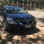 Si hay un vehículo que demuestra que no hace falta un gran presupuesto para tener un compañero confiable a largo plazo, es el Nissan Versa. Con su estilo sencillo y sin adornos, el Versa ha sido el favorito de los conductores prácticos que buscan economía y fiabilidad. Los propietarios destacan su bajo costo de mantenimiento y su eficiencia, con lo que se convierte en un modelo ideal para aquellos que buscan un coche duradero sin complicaciones. Muchos lo mantienen en la carretera por años gracias a su fiabilidad y bajo consumo.